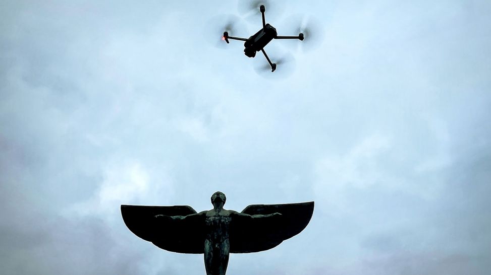 Start Up Lilienthal: Eine Drohne fliegt über eine Ikarus-Skulptur, Foto: rbb/NDR/Striegnitz/Dobmeier