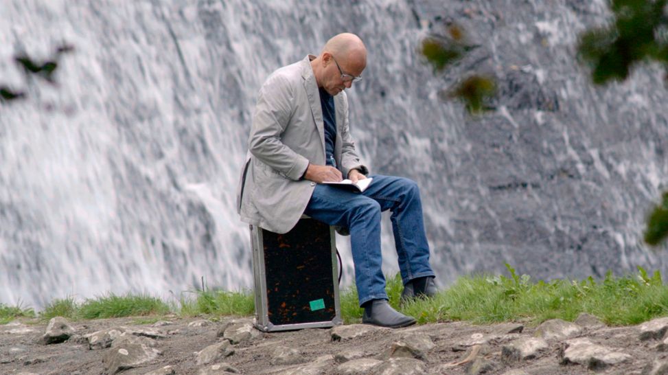 Stephan Krawczyk beim Schreiben und Nachdenken an der Aumatalsperre in seiner Heimatstadt Weida (Bild: rbb/HAASE-FILM/Stephan Krawczyk)