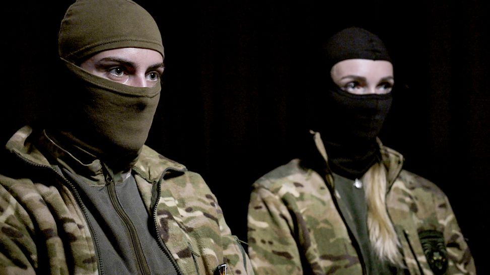 Zwei ukrainische Sniperinnen erzählen ihre Geschichte in der Videobox (Bild: rbb/LOOKSfilm)