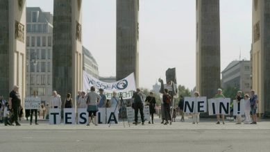 Demonstration „Goodbye Tesla“ vom Berliner Wassertisch und Grünheider Bürgerinitiativen und Naurschutzverbänden am Brandenburger Tor (Bild: rbb/Steph Ketelhut)