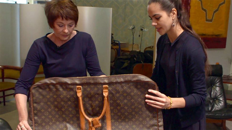 Dagmar Dobrofsky will eine Reisetasche von Louis Vuitton versteigern. © rbb