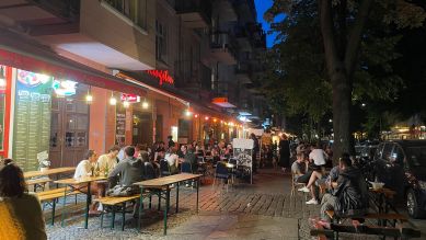 Beliebte und gleichzeitig umstrittene Partymeile: Die Simon-Dach-Straße. Bild: rbb/Anja Widell