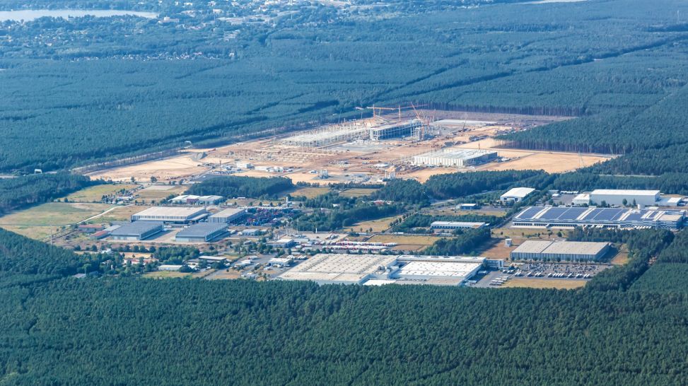 Luftbild von Tesla-Baustelle in Grünheide (Bild: imago images / Markus Mainka)
