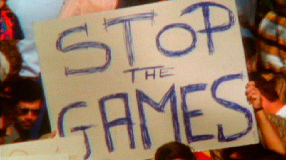 Plakat fordert die Unterbrechung der Olympischen Spiele (Bild: SWR/rbb/ZDF)