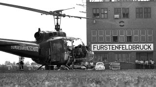 Zerstörter Hubschrauber am Flughafen Fürstenfeldbruck am Tag nach dem Anschlag (Bild: ARD/rbb/IMAGO-Heinz Gebhardt)
