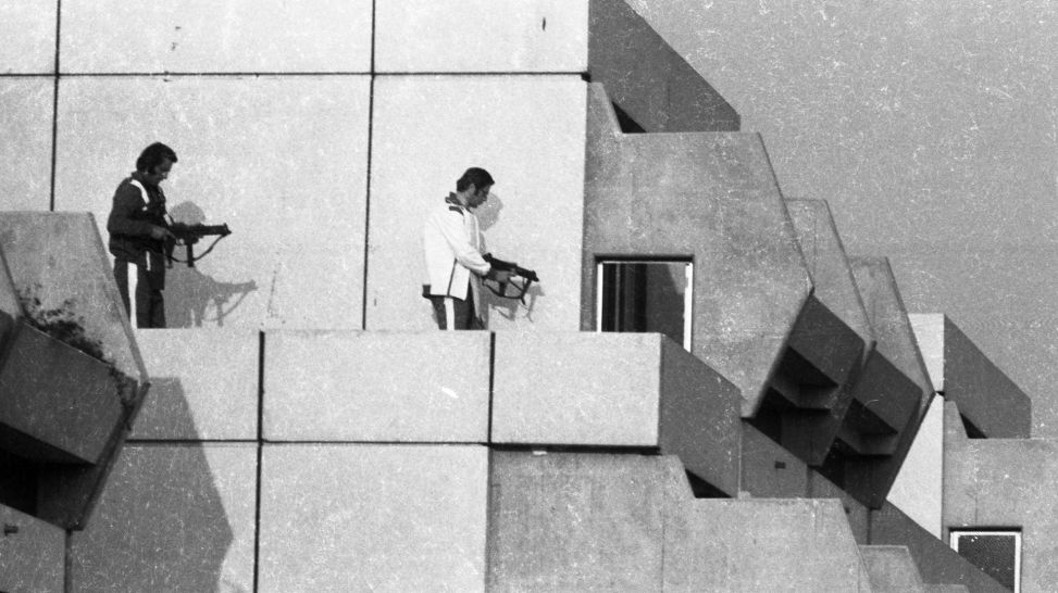 Deutsche Polizisten auf den Dächern des Olympiadorfs während einer Befreiungsaktion, die später abgebrochen wurde (Bild: ARD/rbb/IMAGO-Klaus Rose)