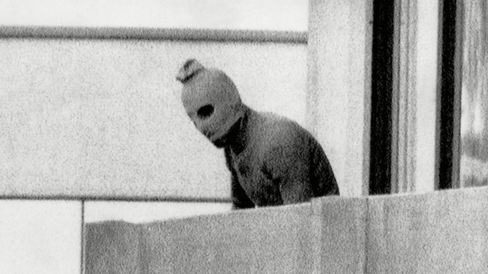Archivaufnahme des Geiselnehmers auf dem Balkon des israelischen Quartiers im Olympischen Dorf München (Bild: ARD/rbb/Everett/Shutterstock)