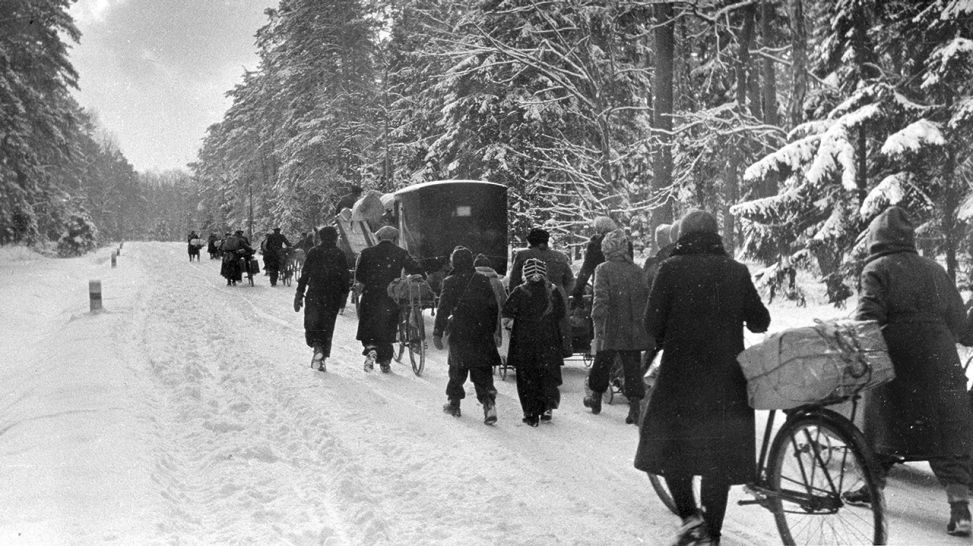 Menschen im Winter auf dem Flüchtlingstreck (Bild: rbb/Havel-Film/Hanns Tschira)