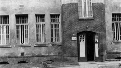 Eingang der Psychiatristation P4 des Krankenhaus-West in Stralsund, 1981 (Quelle: ARD/rbb/Helios Hanseklinikum Stralsund)