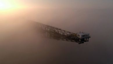 Das Besucherbergwerk F60 im Nebel, Quelle: rbb/Silke Cölln
