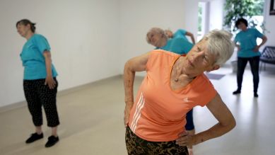 Felicitas Elster beim Sport mit ihrem Seniorenklub (Bild: rbb/Riccardo Wittig)