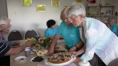 Felicitas Elster serviert Kuchen im Seniorenklub (Bild: rbb/Riccardo Wittig)