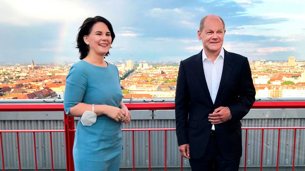 Annalena Baerbock und Olaf Scholz nach dem "Polittalk" auf dem Dach des RBB in Berlin, Mai 2021 (Bild: SWR/ ECO Media TV- Produktion)