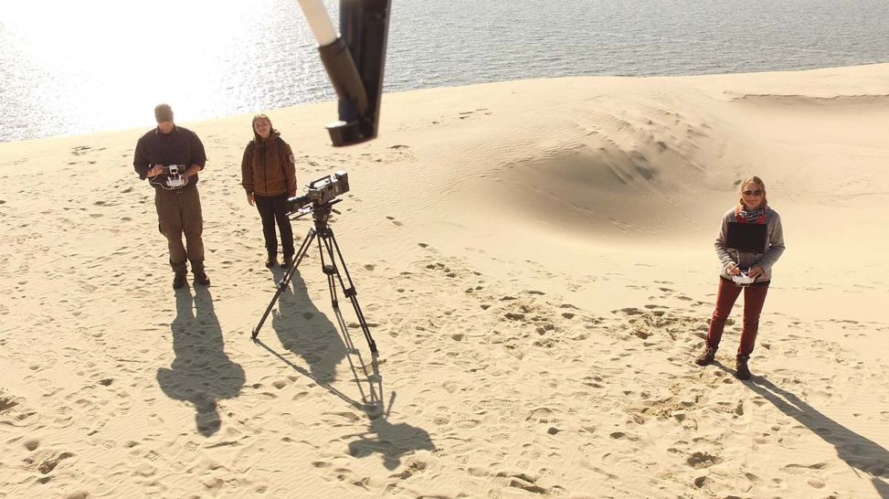 Filmteam steuert eine Drohne über der weißen Düne der kurischen Nehrung bei Nida (Bild: NDR/rbb/Christoph Hauschild)
