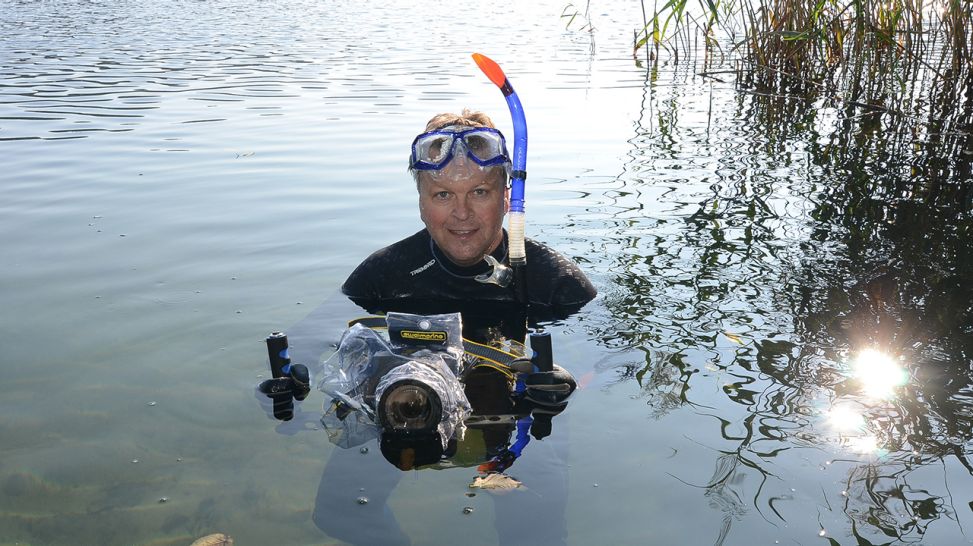 Kameramann Ralph Schieke beim Unterwasserdreh an der Müritz (Bild: NDR Naturfilm)