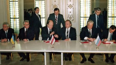 Die Unterzeichnung des Vertrages über die Gründung der GUS am 8. Dezember 1991 (Bild: rbb)