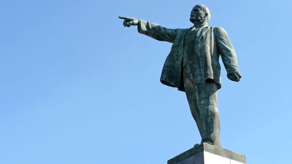 Lenin-Denkmal vor blauem Himmel