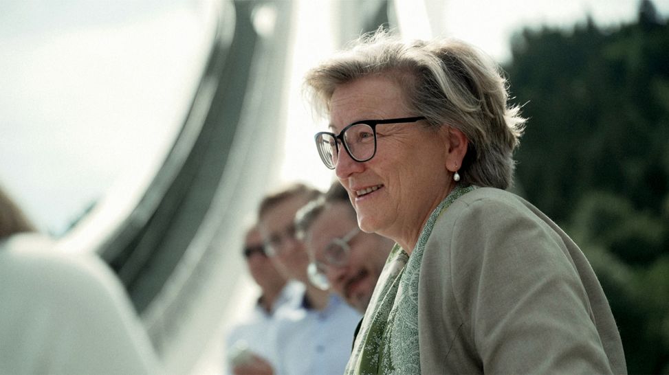 Elisabeth Koch, Bürgermeisterin von Garmisch-Partenkirchen, lachend; Quelle: rbb/br