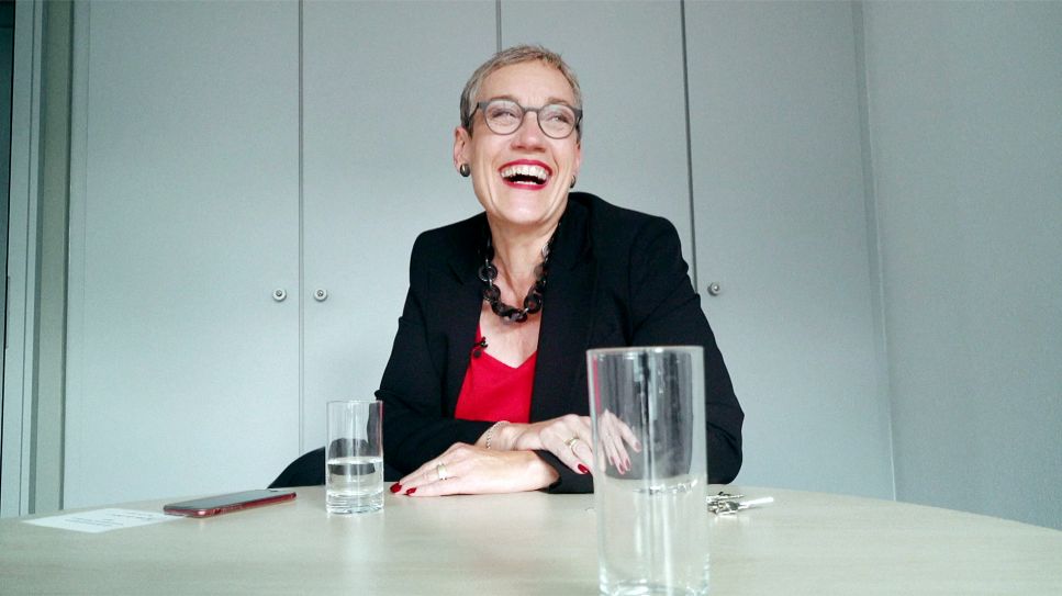 Sibylle Keupen (Oberbürgermeisterin der Stadt Aachen) lachend am Tisch; Quelle: rbb/br