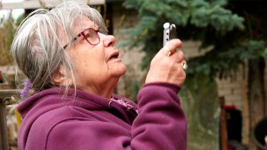 Dorothea Kiesecker (77) nimmt Vogelstimmen in ihrem Garten für ihre Sendung auf (Bild: rbb/Helge Oelert)