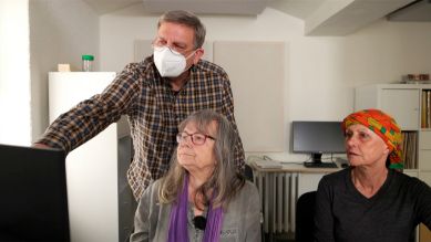 Erick Eckenstaler erklärt Dorothea Kiesecker und Gabi Loke, wie sie einen Hörfunkbeitrag schneiden (Bild: rbb/Helge Oelert)