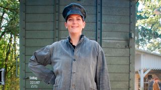 Zurück an die Arbeit: Janna als Heizerin auf einer Dampflok, Foto: rbb/MedienKontor/Svetlana Shuganova