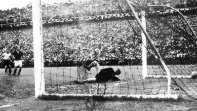 Der Ball liegt am 04.07.1954 im Tor. Siegtor für Deuschland durch Helmut Rahn zum 3:2 im Finale der Fußball-WM 1954 (Bild: picture-alliance / dpa)