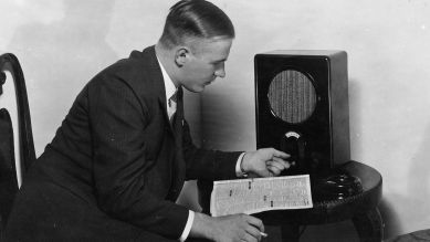 Radiohoerer 1933 am "Volksempfaenger" (Bild: picture-alliance / akg-images)