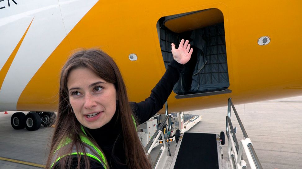Anette Kolesov beim Ladevorgang eines Flugzeugs; Quelle: rbb/Andreas Graf