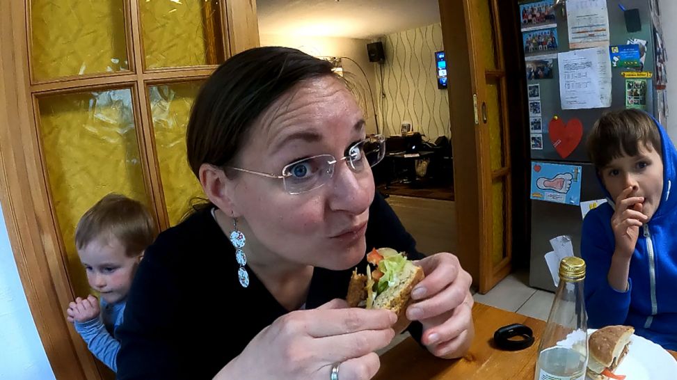 Jari Marit und Liam Boguslawski genießen ihre veganen Burger (Quelle: imago-tv)