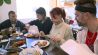 Suryan, Inga, Stella und Franky beim Essen (Quelle: imago-tv)