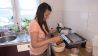 Carina bereitet Blaubeer-Pfannkuchen zu (Quelle: imago-tv)