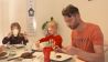 Mia, Mika und Matthias probieren die zuckerfreien Pfannkuchen (Quelle: imago-tv)