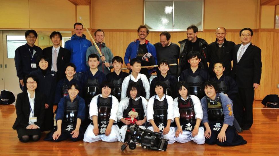 26.03.2013 - Alle Schüler der Kendo-Schule in Hagi mit Team; Quelle: Ingo Aurich