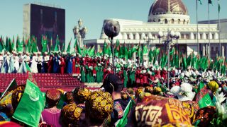 fernOST - Turkmenistan: ein Volksfest für den Staatsgründer Turkmenbaschi; Quelle: rbb/Gregor Sawatzki/Ingo Aurich