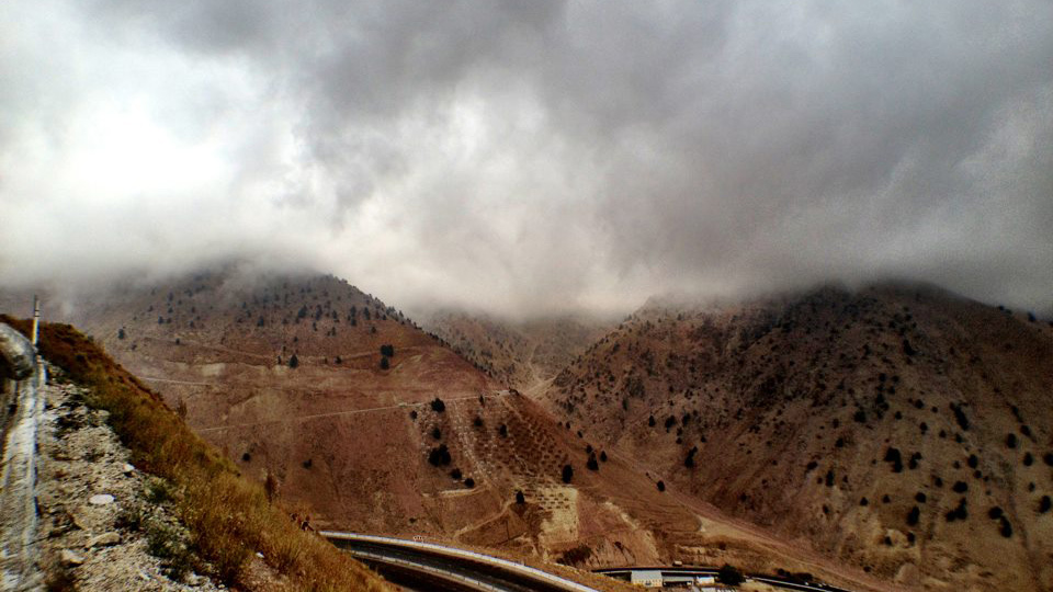 Zwischenstopp an der Wolkengrenze vor dem Ferghanatal; Quelle: Ingo Aurich