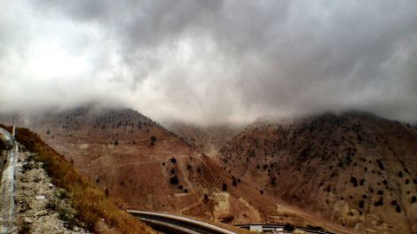 Zwischenstopp an der Wolkengrenze vor dem Ferghanatal; Quelle: Ingo Aurich