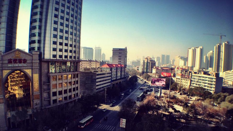 12.11.2012 Blick vom Hotel auf die schicke Skyline von Xining; Quelle: Ingo Aurich