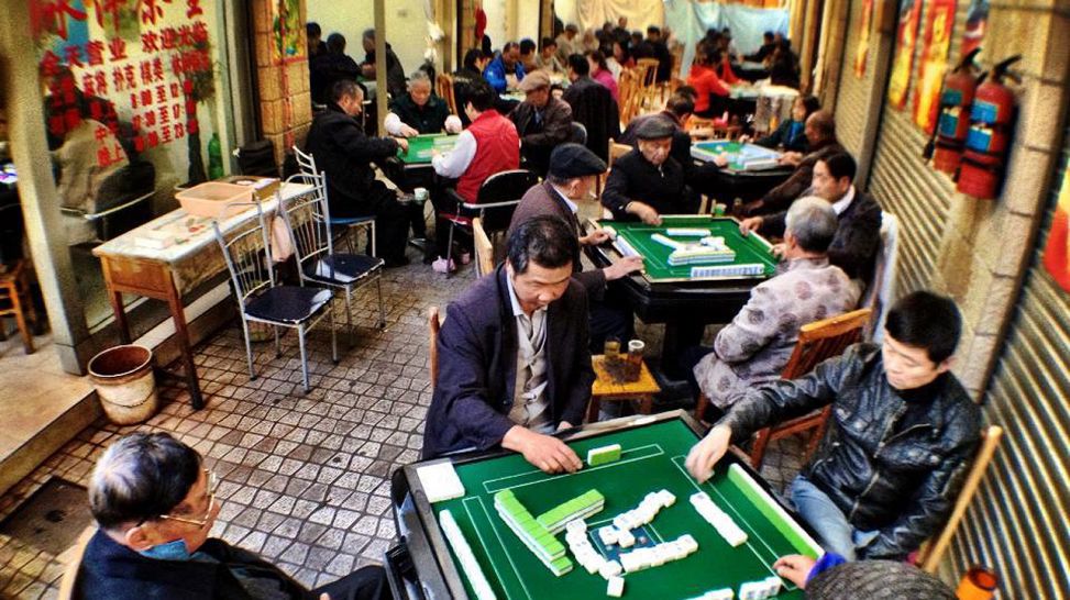 23.11.2012 In einer kleinen Seitenstrasse spielen Herrschaften Mahjong; Quelle: Ingo Aurich