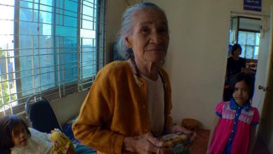 Beschenktes Geburtstagskind: Die Großmutter von Chaw Su wird 79!