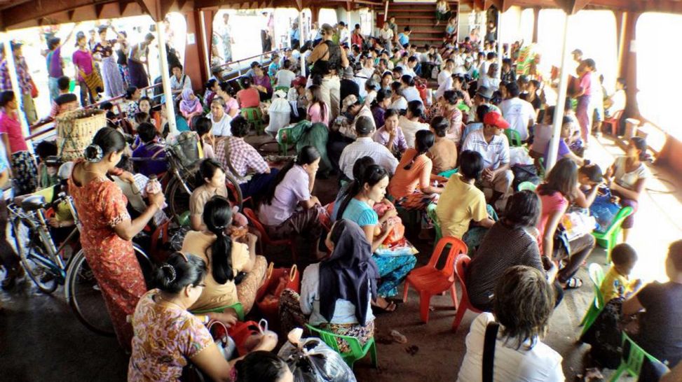 05.12.2012 - Volle Fähre in Yangon; Quelle: Ingo Aurich