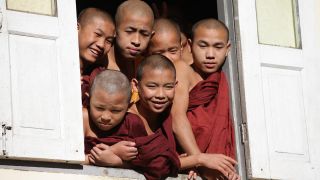Die Mönchsschüler verfolgen interessiert die Vrobereitungen in ihren Gemächern; Quelle: Ingo Aurich