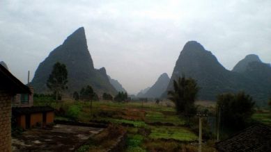 Landschaft rund um Huangyao mit ausgewaschenen Kalksteinfelsen; Quelle: Ingo Aurich