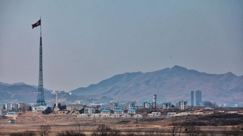 13.03.2013 - Die riesige nordkoreanische Flagge (270kg) hängt am mit 160 Metern höchsten Fahnenmast der Welt; Quelle: Ingo Aurich
