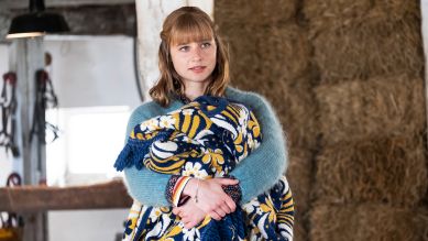 Ella (Svenja Jung) ist schwanger. Bild zum Film: Ihr letzter Wille kann mich mal!, Quelle: rbb/Degeto/André Poling