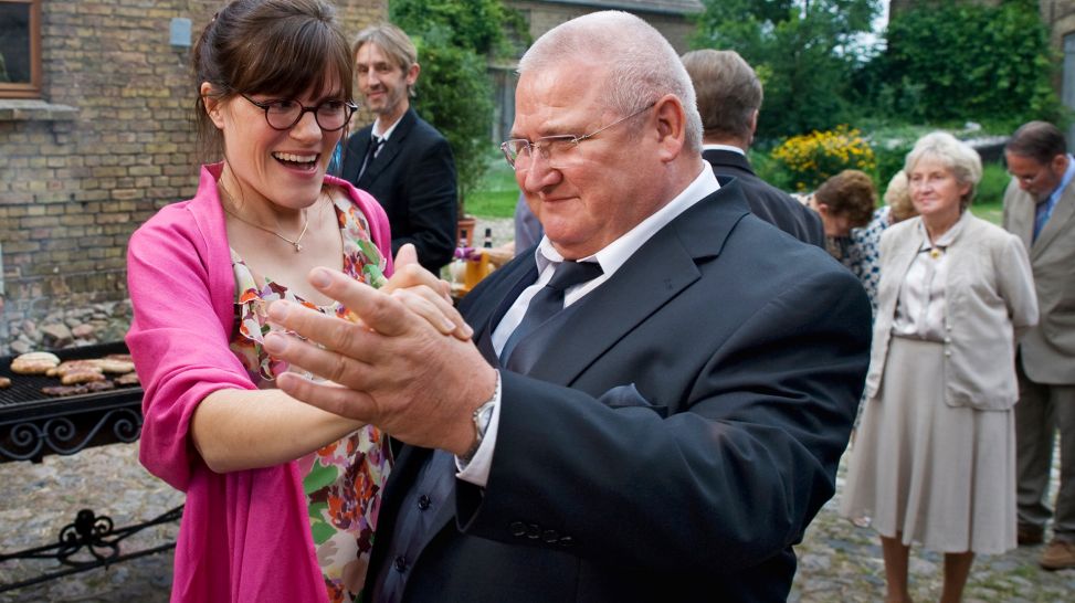 Dr. Ramona Jessen (Fritzi Haberlandt) und Horst Krause (Horst Krause) in "Krauses Braut" (2011)
