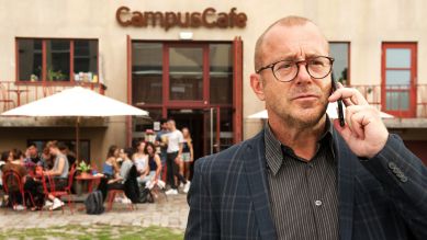 Der menschenscheue Matheprofessor Leonard (Heino Ferch) traut sich nicht in Campuscafé. Bild zum Film: Liebe ist unberechenbar, Quelle: rbb/Degeto/Britta Krehl