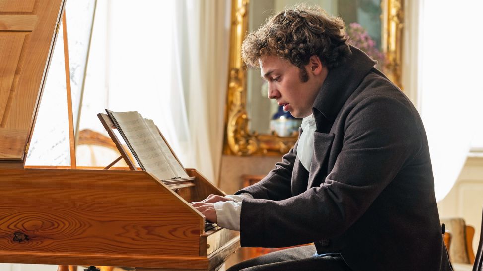 Beethoven (Anselm Bresgott) möchte mehr sein als ein Klaviervirtuose. Bild zum Film: Louis van Beethoven, Quelle: rbb/Degeto/WDR/ORF/EIKON Media/Dusan Martincek