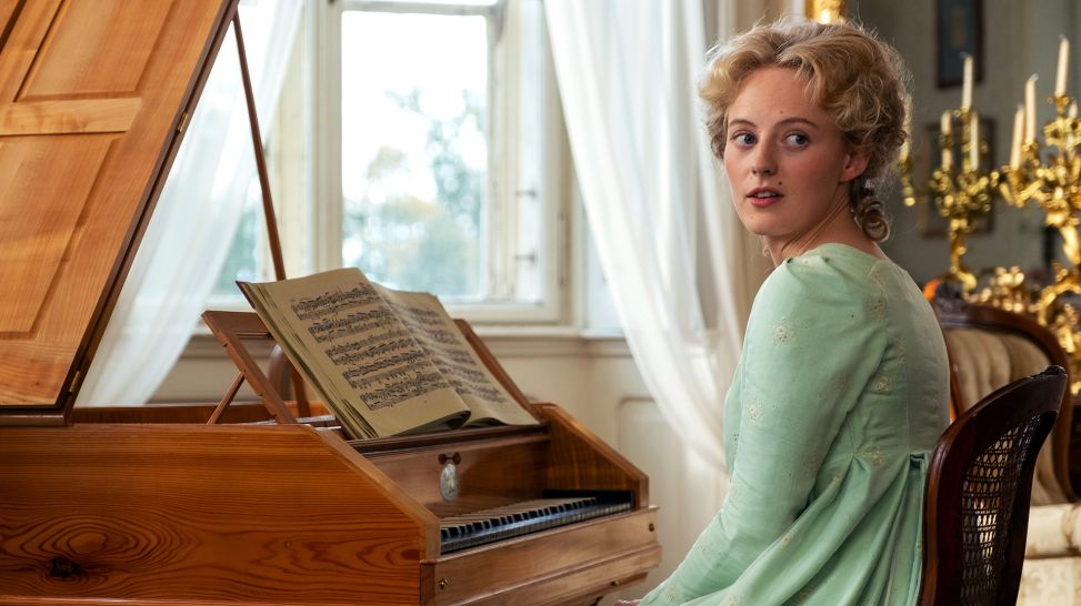 Eleonore von Breuning (Caroline Hellwig) schwärmt für Beethoven. Bild zum Film: Louis van Beethoven, Quelle: rbb/Degeto/WDR/ORF/EIKON Media/Dusan Martincek