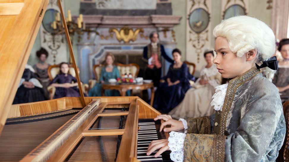 Das musikalische Talent des achtjährigen Louis van Beethoven (Colin Pütz) sorgt für Aufsehen. Bild zum Film: Louis van Beethoven, Quelle: rbb/Degeto/WDR/ORF/EIKON Media/Dusan Martincek
